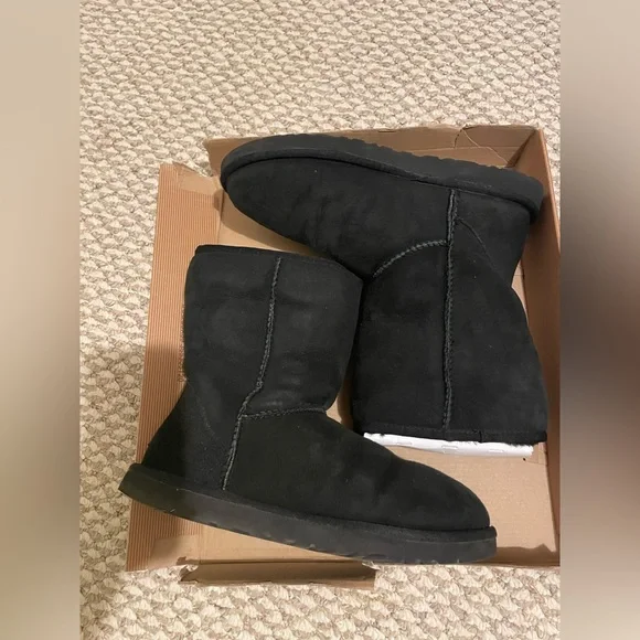 Black Classic Short Uggs - Picture 2 of 4